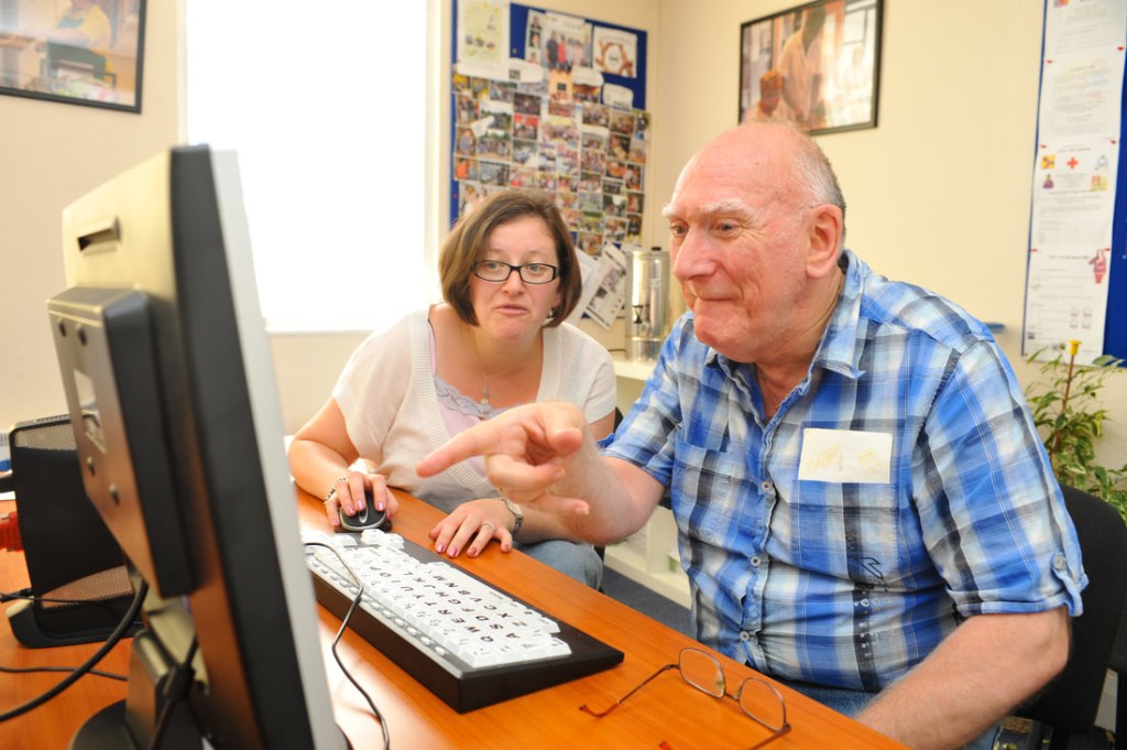 Picture of: Teaching Seniors To Use Computers – Seniors Tech Services