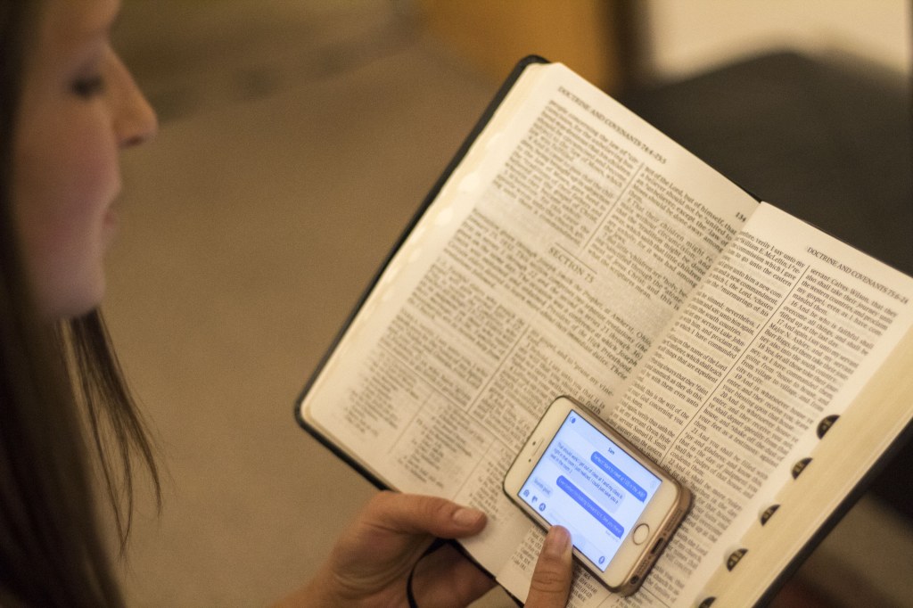 Picture of: Technology in church has spiritual impact – The Daily Universe